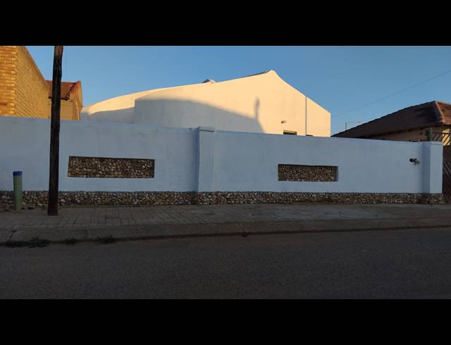 2 BEDROOM FREEHOLD FOR SALE IN KAGISO